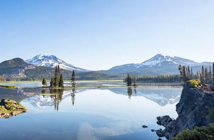 Framed Print : Serene beautiful lake in morning mountains, Oregon, USA Framed Print : Serene beautiful lake in morning mountains, Oregon, USA