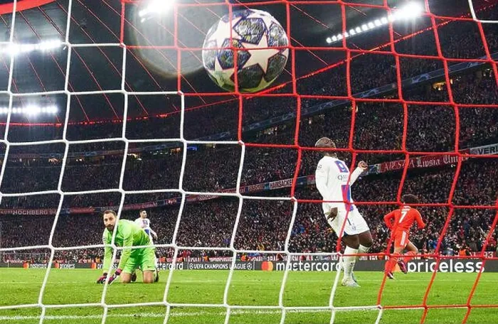 Framed Print : Serge GNABRY, FCB 7 scores, shoots goal Framed Print : Serge GNABRY, FCB 7 scores, shoots goal