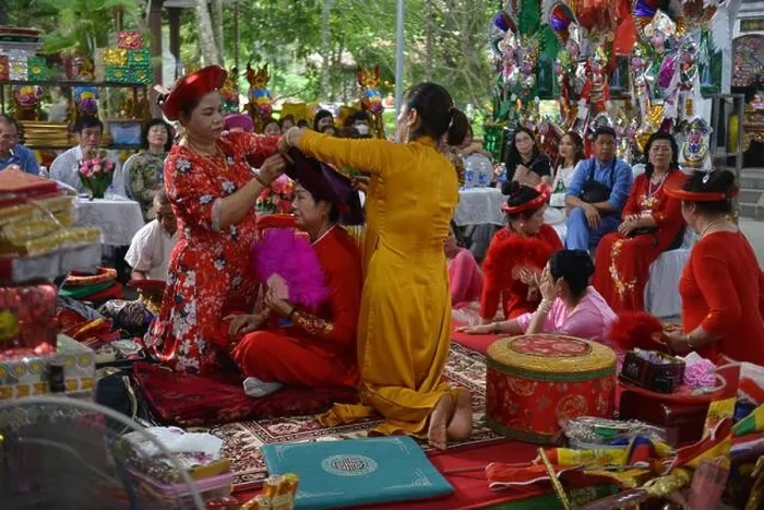 Framed Print : Shaman plays the role of a god performing rituals to transmit messages in Mother Goddess Worship event. Vietnam. Asia. hầu đồng. 越南旅游, 베트남 관광, ベトナム観光 Framed Print : Shaman plays the role of a god performing rituals to transmit messages in Mother Goddess Worship event. Vietnam. Asia. hầu đồng. 越南旅游, 베트남 관광, ベトナム観光