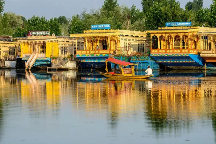 Framed Print : A shikara boat on Dal Lake, houseboats at the back Framed Print : A shikara boat on Dal Lake, houseboats at the back