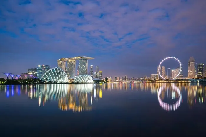 Framed Print : Singapore business district skyline at night in Marina Bay, Singapore Framed Print : Singapore business district skyline at night in Marina Bay, Singapore