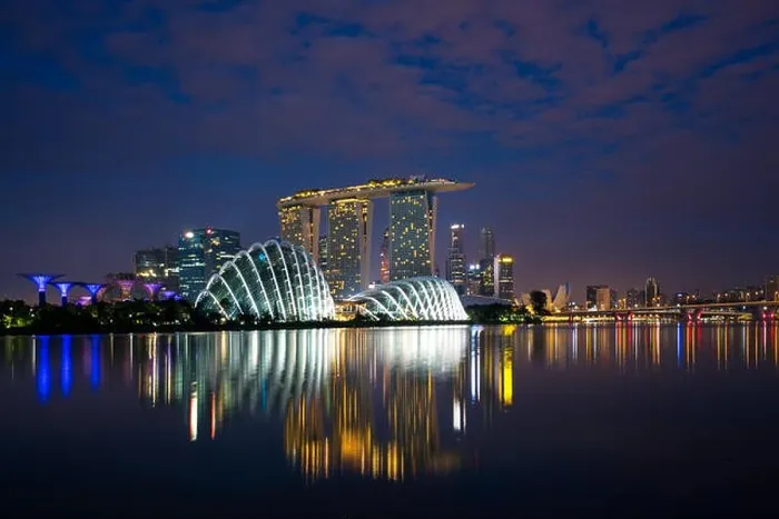 Framed Print : Singapore business district skyline before sunrise at Marina Bay, Singapore