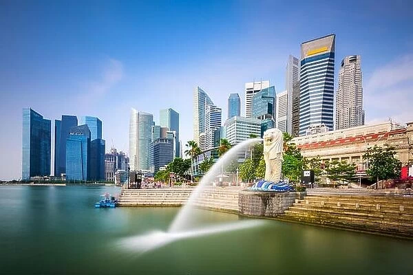Singapore skyline at the Merlion fountain