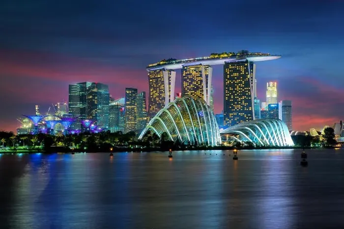 Framed Print : Singapore skyscraper building at Marina Bay in night, Singapore Framed Print : Singapore skyscraper building at Marina Bay in night, Singapore