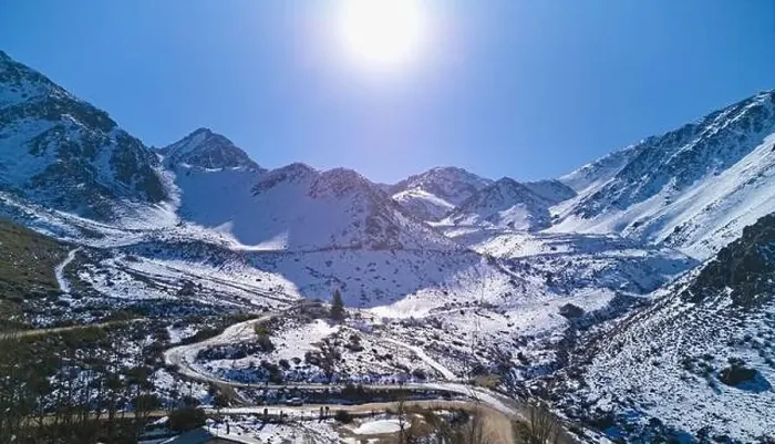 Framed Print : Snow covered Andes mountains near Vallecitos, in Mendoza, Argentina, on a clear sunny day Framed Print : Snow covered Andes mountains near Vallecitos, in Mendoza, Argentina, on a clear sunny day
