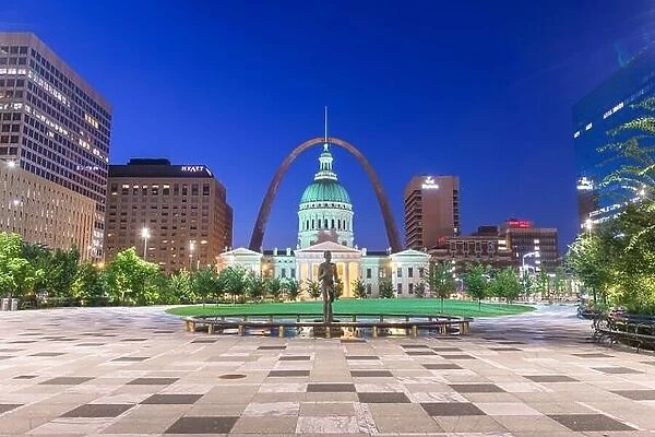 ST. LOUIS, LOUISIANA, USA - August 23, 2018: View from Kiener Plaza Park with the The Olympic Runner Statue, Old Courthouse, and Gateway Arch at twili