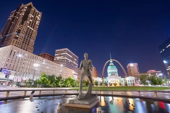 Framed Print : ST. LOUIS, LOUISIANA, USA - August 23, 2018: View from Kiener Plaza Park with the The Olympic Runner Statue, Old Courthouse, and Gateway Arch at twili Framed Print : ST. LOUIS, LOUISIANA, USA - August 23, 2018: View from Kiener Plaza Park with the The Olympic Runner Statue, Old Courthouse, and Gateway Arch at twili