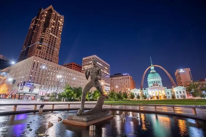 Framed Print : ST. LOUIS, LOUISIANA, USA - August 23, 2018: View from Kiener Plaza Park with the The Olympic Runner Statue, Old Courthouse, and Gateway Arch at twili Framed Print : ST. LOUIS, LOUISIANA, USA - August 23, 2018: View from Kiener Plaza Park with the The Olympic Runner Statue, Old Courthouse, and Gateway Arch at twili