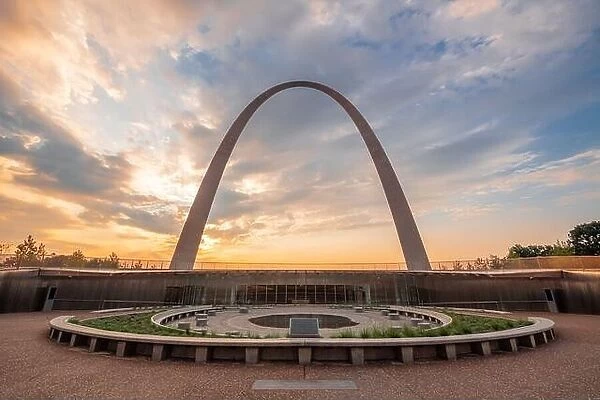ST. LOUIS, MISSOURI - AUGUST 25, 2018: The Gateway Arch and Visitor Center in Gateway Arch National Park at dawn