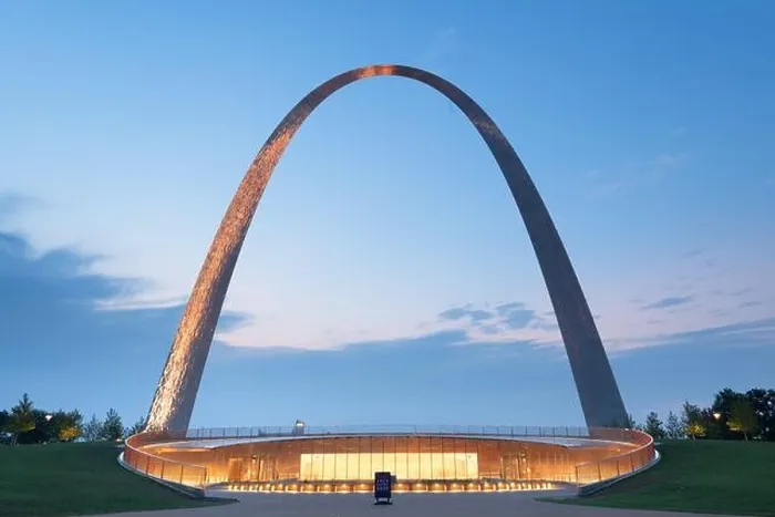 Framed Print : ST. LOUIS, MISSOURI - AUGUST 25, 2018: The Gateway Arch and Visitor Center in Gateway Arch National Park at dawn Framed Print : ST. LOUIS, MISSOURI - AUGUST 25, 2018: The Gateway Arch and Visitor Center in Gateway Arch National Park at dawn