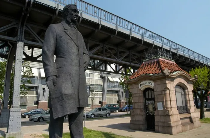 Framed Print : Statue of William Lindley and historic sluice house in the street Baumwall'. Hamburg, Germany Framed Print : Statue of William Lindley and historic sluice house in the street Baumwall'. Hamburg, Germany