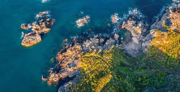 Framed Print : Straight-down view from flying drone of popular tourust destination - Pool Of Venus Framed Print : Straight-down view from flying drone of popular tourust destination - Pool Of Venus