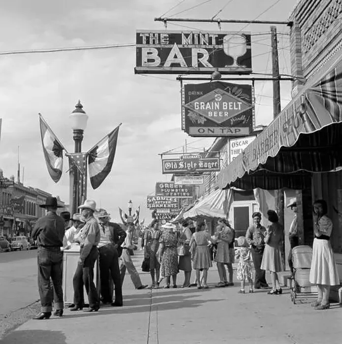 Framed Print : Street Scene, Main Street, Sheridan, Wyoming, USA, Marion Post Wolcott for Farm Security Administration, July 1941 Framed Print : Street Scene, Main Street, Sheridan, Wyoming, USA, Marion Post Wolcott for Farm Security Administration, July 1941