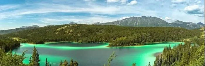 Framed Print : Stunning turquoise green lake in northern Canada