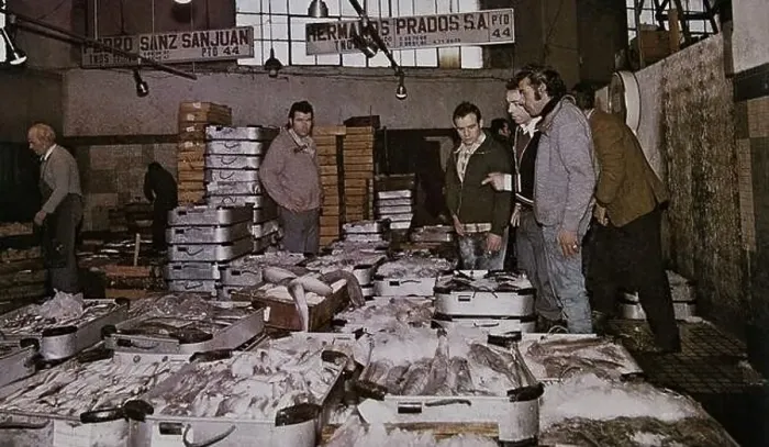 Framed Print : SUBASTA DE PESCADO EN EL ANTIGUO MERCADO DE LA PUERTA DE TOLEDO - FOTO AÑOS 70 Framed Print : SUBASTA DE PESCADO EN EL ANTIGUO MERCADO DE LA PUERTA DE TOLEDO - FOTO AÑOS 70