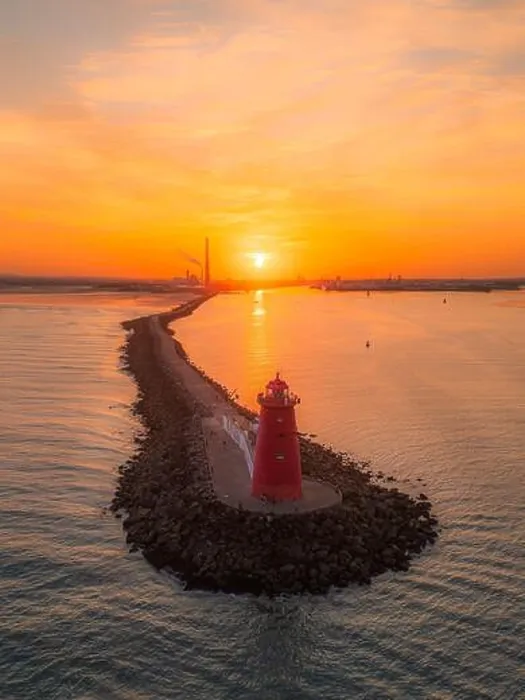 Framed Print : Sunset at Poolbeg Lighthouse and the Great South Wall Framed Print : Sunset at Poolbeg Lighthouse and the Great South Wall