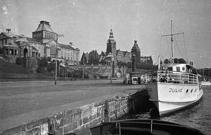 Framed Print : Szczecin, 1948-10. Bulwar Wa³y Chrobrego z kompleksem budynków Framed Print : Szczecin, 1948-10. Bulwar Wa³y Chrobrego z kompleksem budynków