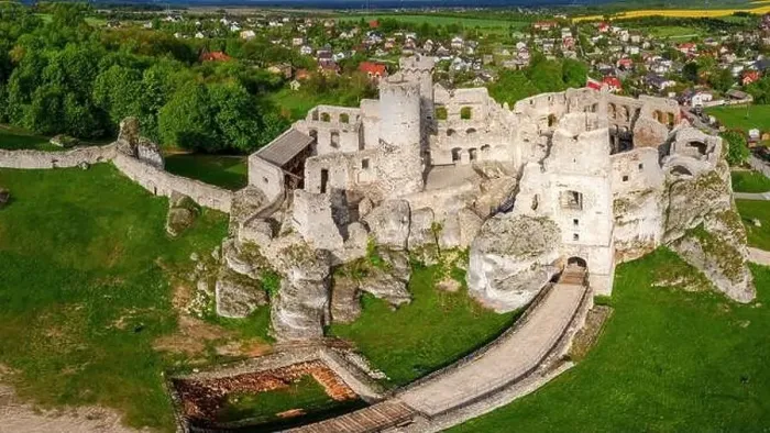 Framed Print : Trail of the Eagles Nests - Ogrodzieniec Castle in the village of Podzamcze Framed Print : Trail of the Eagles Nests - Ogrodzieniec Castle in the village of Podzamcze