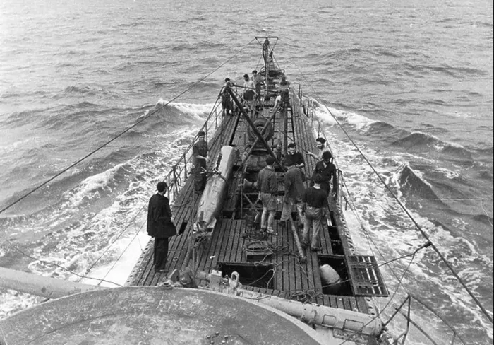 Framed Print : Transhipment of a torpedo on a German submarine, 1942 Framed Print : Transhipment of a torpedo on a German submarine, 1942