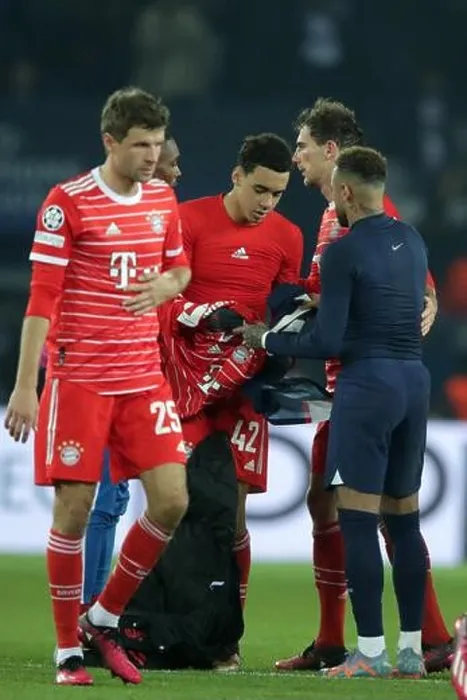 Framed Print : trikottausch Jamal Musiala of Bayern Muenchen und Neymar of FC Paris Saint Germain FC Paris Saint-Germain vs FC Bayern MŸnchen Uefa Championsleague