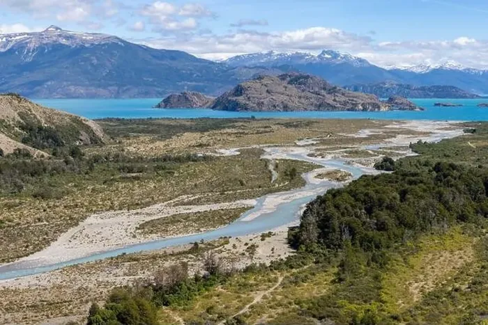 Framed Print : Turquoise creek flowing to the beautiful Lago General Carrera in southern Chile - Traveling the Carretera Austral Framed Print : Turquoise creek flowing to the beautiful Lago General Carrera in southern Chile - Traveling the Carretera Austral