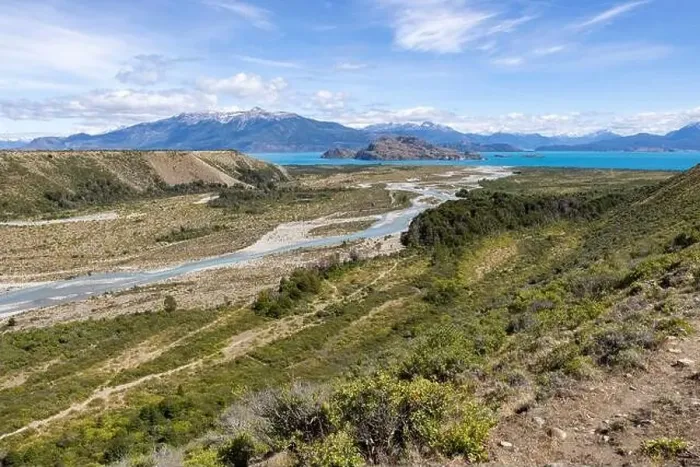 Framed Print : Turquoise creek flowing to the beautiful Lago General Carrera in southern Chile - Traveling the Carretera Austral Framed Print : Turquoise creek flowing to the beautiful Lago General Carrera in southern Chile - Traveling the Carretera Austral