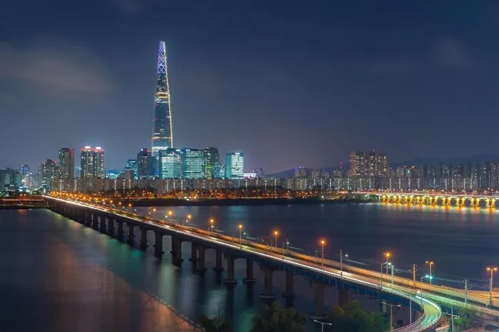 Framed Print : Twilight sunset at Han river with city in Seoul, South Korea Framed Print : Twilight sunset at Han river with city in Seoul, South Korea