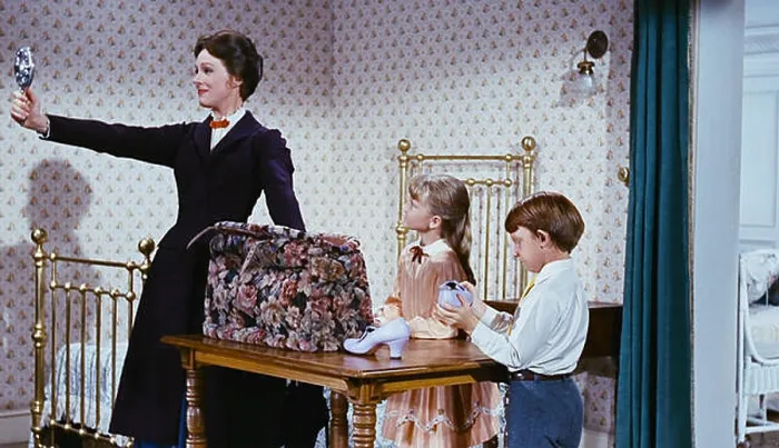 Framed Print : USA. Julie Andrews, Karen Dotrice and Matthew Garber in the ©Walt Disney film: Mary Poppins (1964) Framed Print : USA. Julie Andrews, Karen Dotrice and Matthew Garber in the ©Walt Disney film: Mary Poppins (1964)