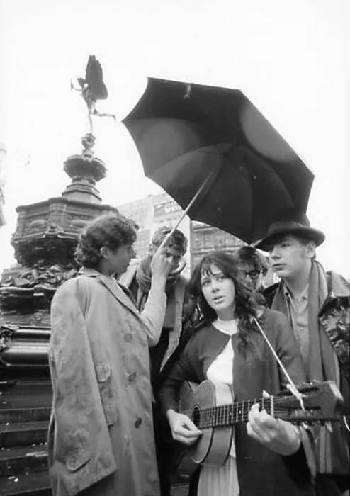 Framed Print : Vashti Bunyan playing guitar and singing at Piccadilly Circus, 1966 Framed Print : Vashti Bunyan playing guitar and singing at Piccadilly Circus, 1966