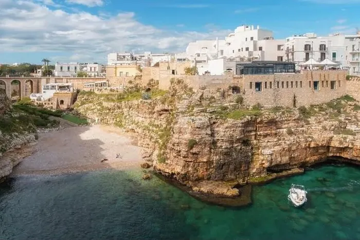 Framed Print : View of beach and old town on limestone cliffs, Polignano a Mare, Puglia, Italy, Europe Framed Print : View of beach and old town on limestone cliffs, Polignano a Mare, Puglia, Italy, Europe