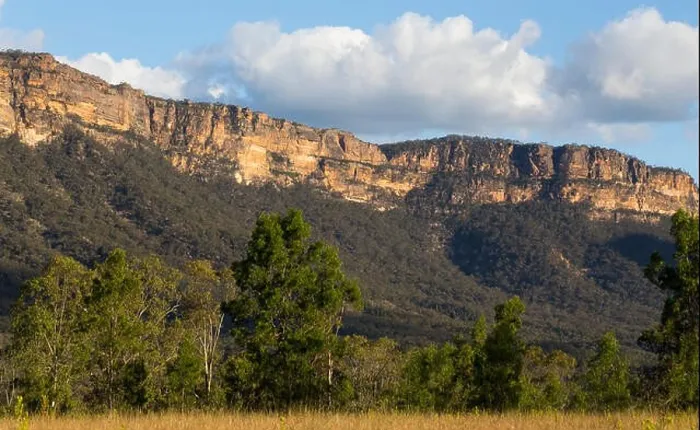 Framed Print : View of bushland and rugged sandstone cliffs in Blue Mountains National Park, NSW, Australia Framed Print : View of bushland and rugged sandstone cliffs in Blue Mountains National Park, NSW, Australia