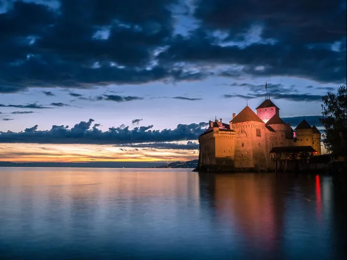 Framed Print : A view across Lake Geneva to Chateau de Chillon castle in Vaud Switzerland Framed Print : A view across Lake Geneva to Chateau de Chillon castle in Vaud Switzerland