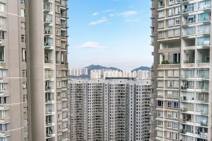 Framed Print : The view of residential neighborhood and skyscrapers from rooftop in Hong Kong Framed Print : The view of residential neighborhood and skyscrapers from rooftop in Hong Kong