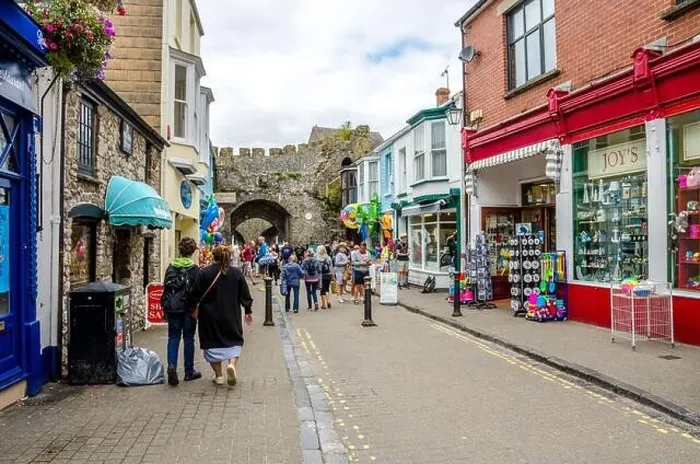 Framed Print : A view down St George Street in Tenby Framed Print : A view down St George Street in Tenby