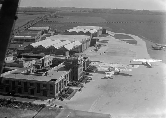 Framed Print : A vintage 1935 aerial photograph of Croydon Airport Framed Print : A vintage 1935 aerial photograph of Croydon Airport