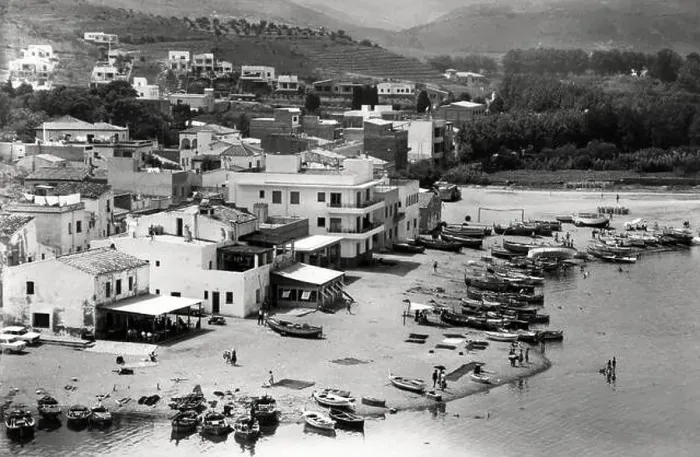 Framed Print : Vista de la playa de Llançà (Girona). Año 1955. Tarjeta postal