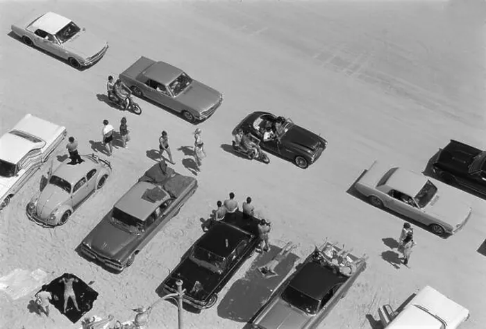 Framed Print : VW Beetle - VW Käfer unterwegs - Auf einem Parkplatz am Strand von Daytona Beach, USA. - XVI Framed Print : VW Beetle - VW Käfer unterwegs - Auf einem Parkplatz am Strand von Daytona Beach, USA. - XVI