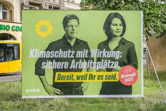 Framed Print : Wahlplakat, Robert Habeck und Annalena Baerbock, Die Grünen, Bundestagswahl, Berlin, Deutschland Framed Print : Wahlplakat, Robert Habeck und Annalena Baerbock, Die Grünen, Bundestagswahl, Berlin, Deutschland