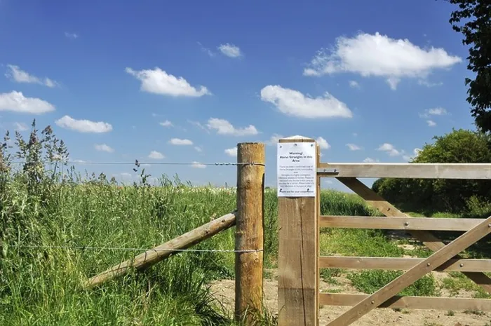 Framed Print : Warning notice of Horse Strangles disease on a field gate, Hertfordshire, UK Framed Print : Warning notice of Horse Strangles disease on a field gate, Hertfordshire, UK