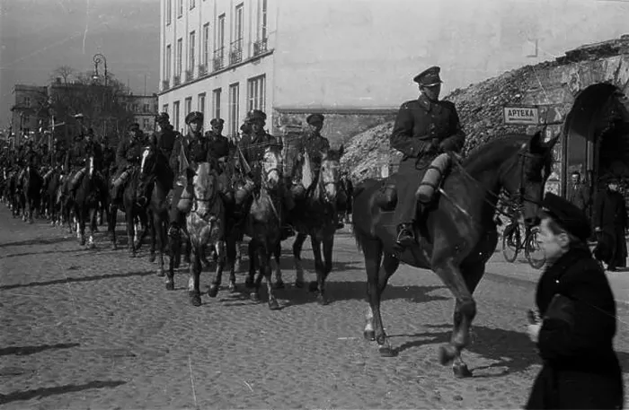 Framed Print : Warszawa, 1947-04-13. Uroczyste rozwi¹zanie 1 Warszawskiej Dywizji Kawalerii