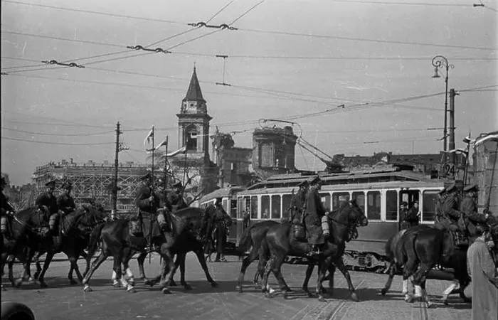 Framed Print : Warszawa, 1947-04-13. Uroczyste rozwi¹zanie 1 Warszawskiej Dywizji Kawalerii