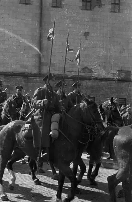 Framed Print : Warszawa, 1947-04-13. Uroczyste rozwi¹zanie 1 Warszawskiej Dywizji Kawalerii