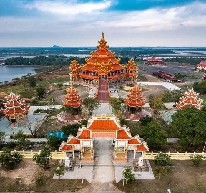 Framed Print : Wat Petch Suwan chinese temple in Phetchaburi, Thailand Framed Print : Wat Petch Suwan chinese temple in Phetchaburi, Thailand
