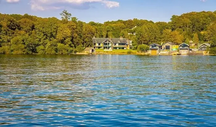 Framed Print : Wendermere lake near Bowness-on-Windermere in Lake District, a region and national park in Cumbria in northwest England Framed Print : Wendermere lake near Bowness-on-Windermere in Lake District, a region and national park in Cumbria in northwest England