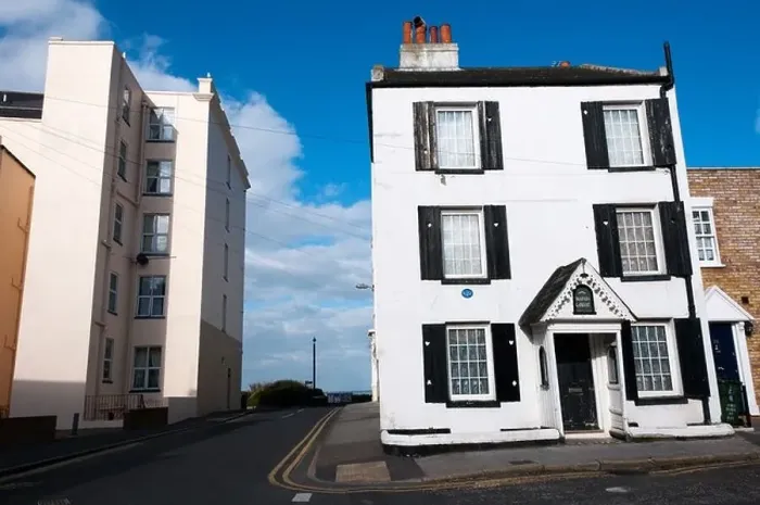 Framed Print : The white building on the right (Albion Lodge) Framed Print : The white building on the right (Albion Lodge)