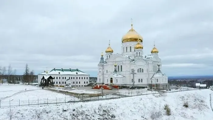 Framed Print : Winter view. Clip. Snow strewn on the road and a large white Orthodox church with golden domes Framed Print : Winter view. Clip. Snow strewn on the road and a large white Orthodox church with golden domes