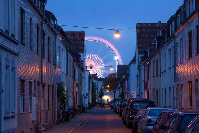 Framed Print : Wohnhaeuser in Findorff und Riesenrad vom Bremer Freimarkt bei Abenddämmerung Framed Print : Wohnhaeuser in Findorff und Riesenrad vom Bremer Freimarkt bei Abenddämmerung