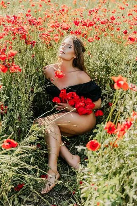 Framed Print : Woman poppies field Framed Print : Woman poppies field