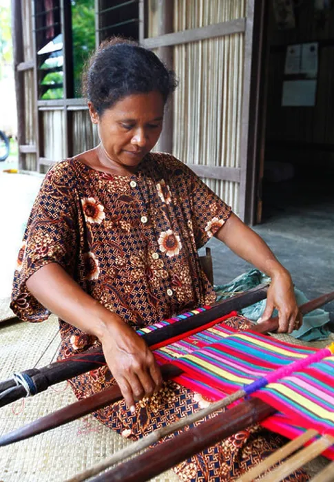 Framed Print : Woman traditionally weaving tais on backstrap loom in Timor Leste (East Timor) Framed Print : Woman traditionally weaving tais on backstrap loom in Timor Leste (East Timor)