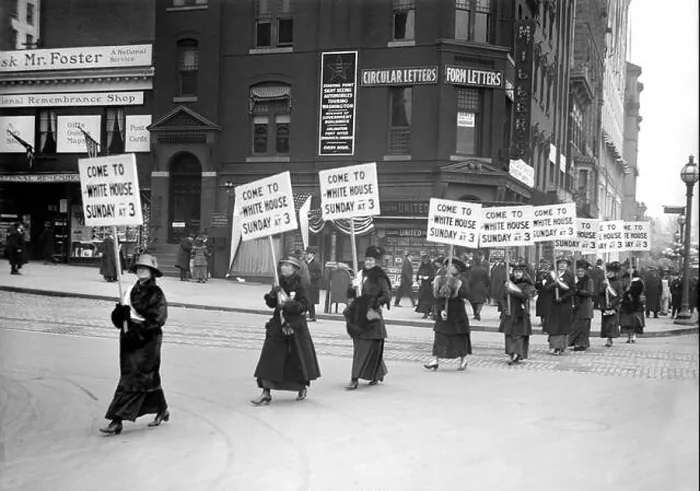 Framed Print : Women's Suffrage March with Signs inviting People to Protest at White House, Washington DC, USA, Harris & Ewing, 1917 Framed Print : Women's Suffrage March with Signs inviting People to Protest at White House, Washington DC, USA, Harris & Ewing, 1917